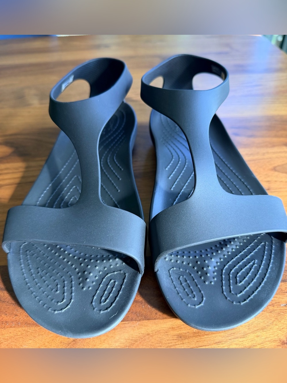 CROCS Women’s black Serena Sandal - size 9
